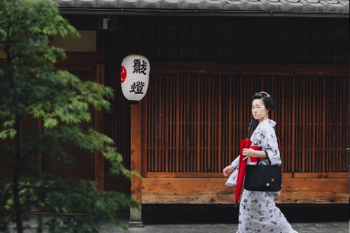 500 x 333 Maiko in Gion district Kyoto Japan