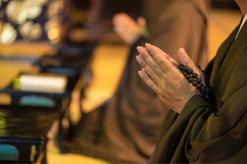 500 x 333 Monk in prayer Japan