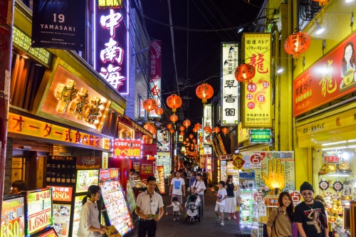 500 x 333 Nightlife in Shinjuku Tokyo