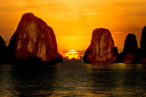 500 x 333 Sunrise Halong Bay