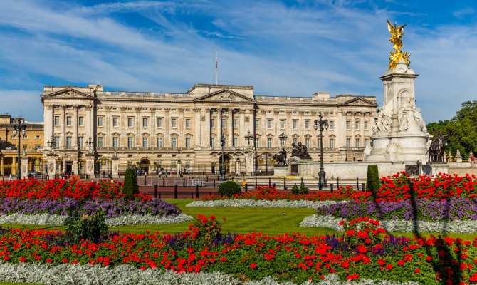 670 x 400 Buckingham Palace London