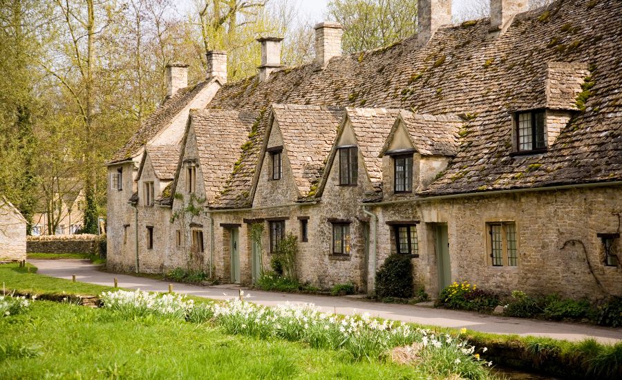 900 x 550 Cotswold Village